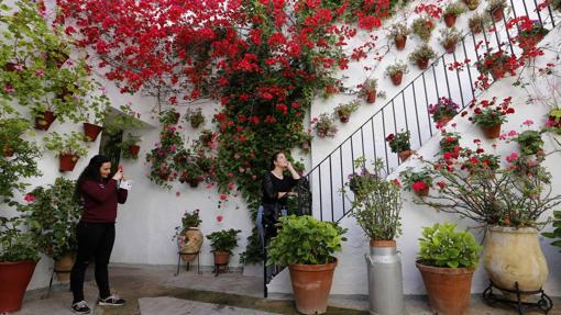 Dos jóvenes en uno de los patios de la ruta Santiago-San Pedro