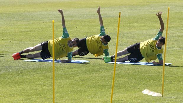 Aguza, Antoñito y Esteve hacen un ejercicio de equilibrismo en el estadio