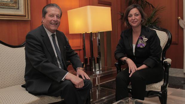 La alcaldesa, con Federico Mayor Zaragoza, que estará al frente de la comisión