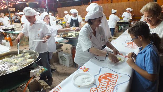 Reparto de huevos en la «Gran Huevada» de Villafranca