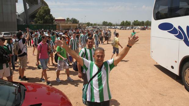 Aficionados del Córdoba CF, preparados para viajar en autocar