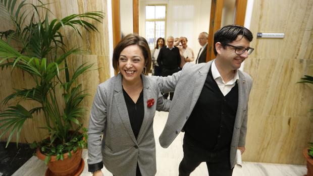 La alcaldesa, Isabel Ambrosio, y Pedro García en el Ayuntamiento