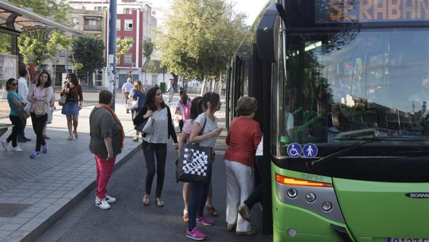 Usuarios de Aucorsa toman el autobús