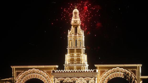Portada de la Feria con los fuegos artificiales en plena actividad