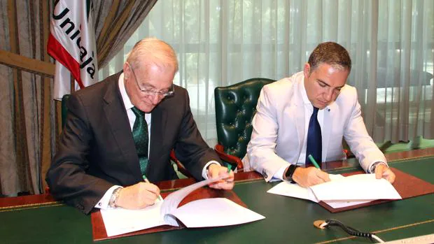 Manuel Azuaga, junto a Elías Bendodo en la firma del acuerdo