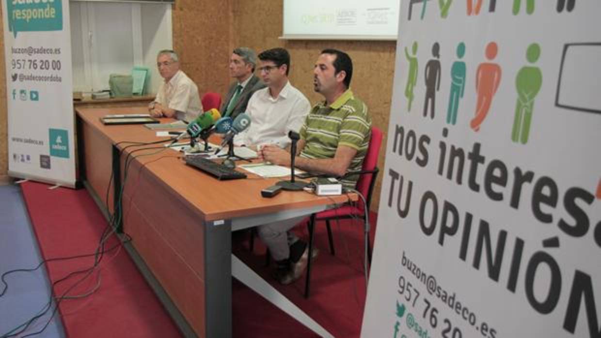 Pedro García y los responsables de Sadeco, al presentar la memoria