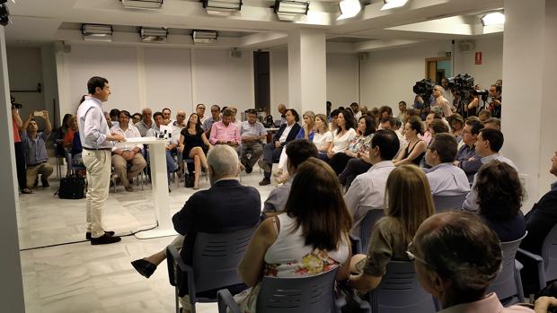 Juanma Moreno mira al centro para atraer a los descontentos
