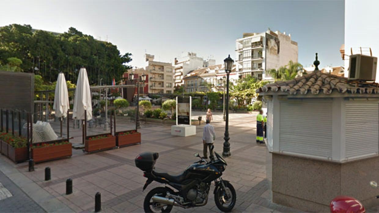 Plaza d ela Cosntitución de Fuengirola, donde el hombre trató de ahorcar al perro