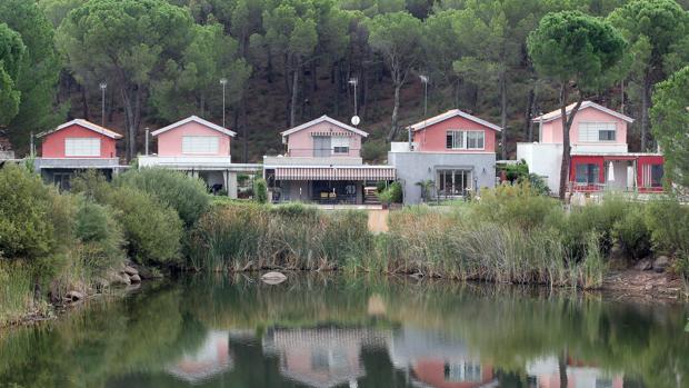 Casas que dan al lago de Las Jaras