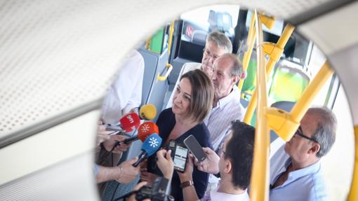 La alcaldesa, dentro de un bus de Aucorsa, que renovará su flota con créditos