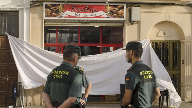 Agentes de la Guardia Civil frente al local donde se produjo la balcera