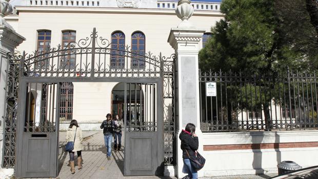 Ciudadanos salen y entran de la Gerencia de Urbanismo