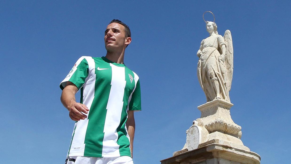 Fernández, con la camiseta del Córdoba, junto San Rafael