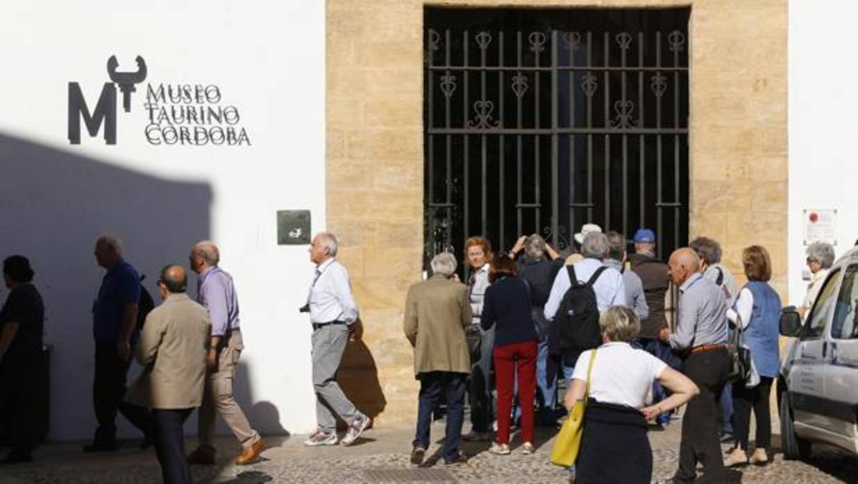 Turistas ante las puertas del Museo Taurino de Córdoba