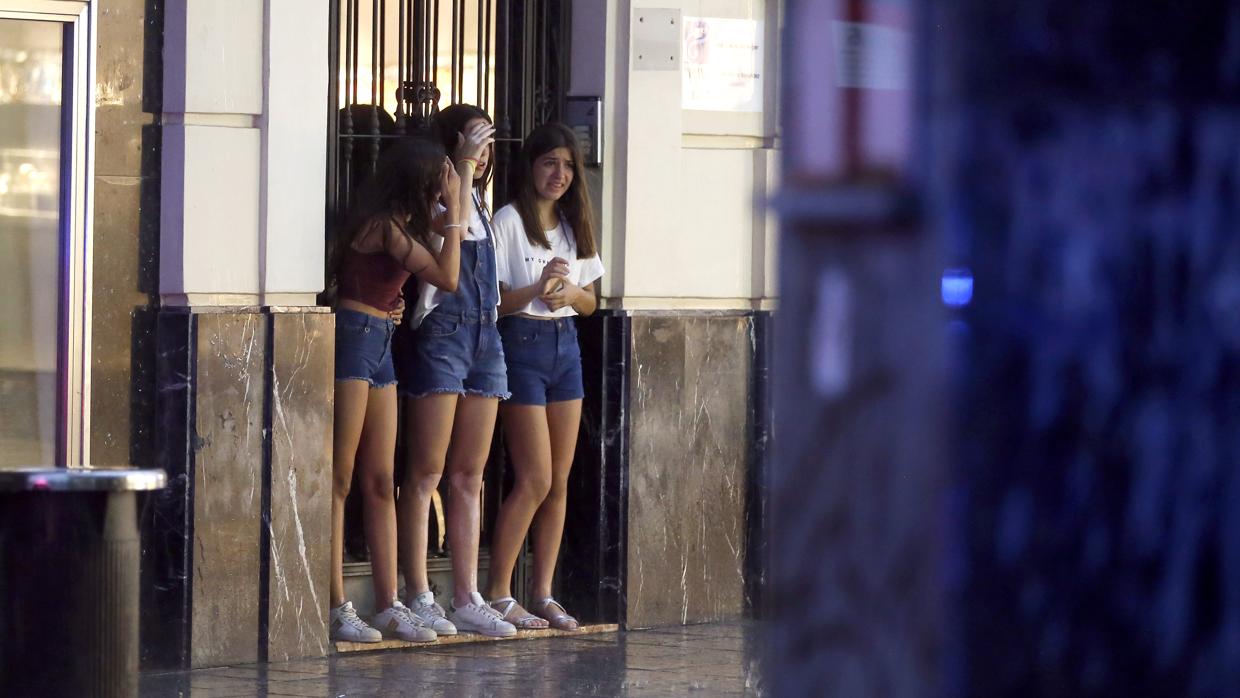 Tres jóvenes son sorprendidas por una tormenta de verano en el Centro