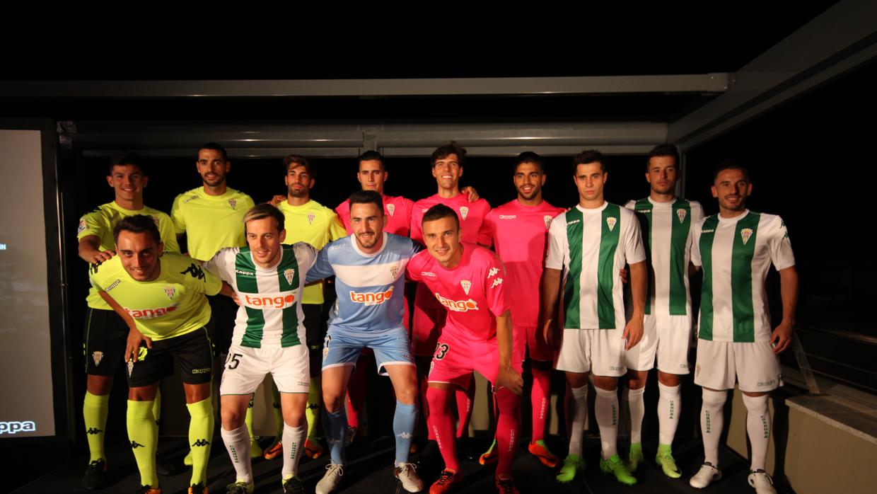 Los jugadores posan con las nuevas camisetas