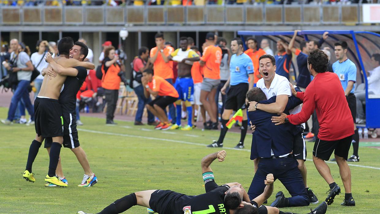 Los jugadores del Córdoba celebran el gol de Uli Dávila en Las Palmas
