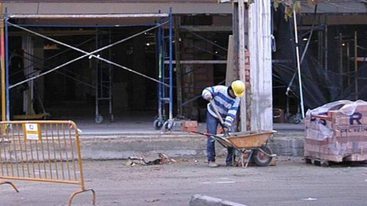 Un trabajador, en una obra en Lucena