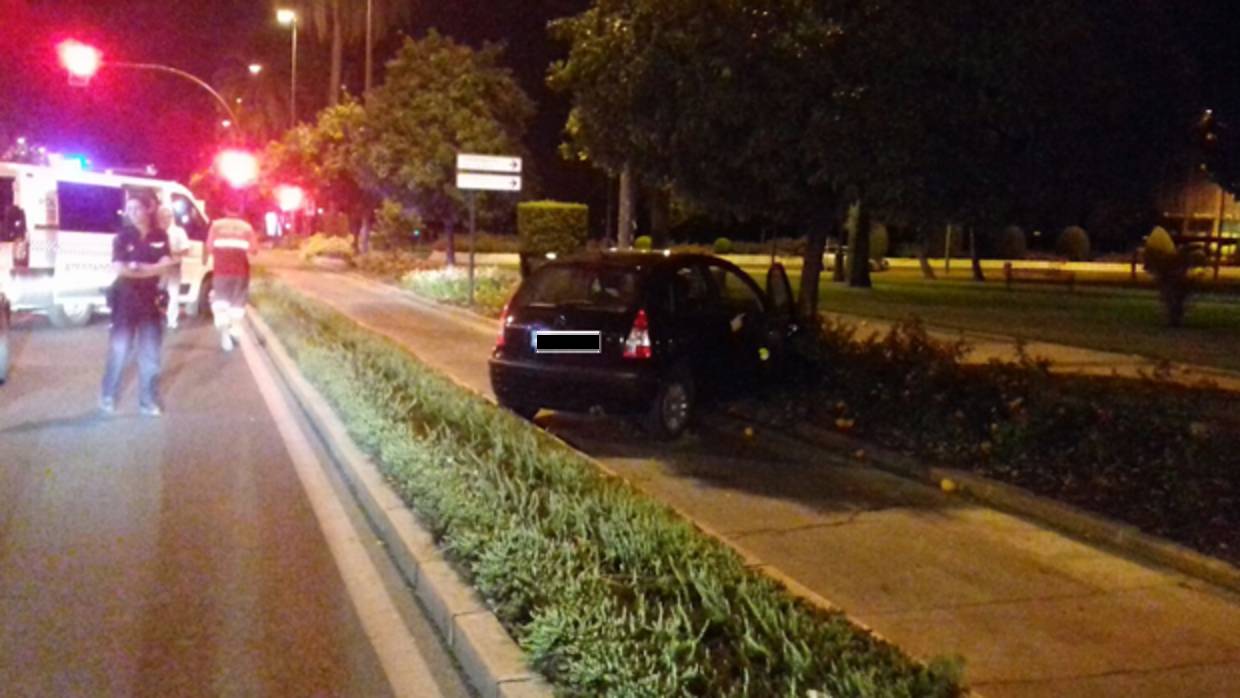 EStado en que quedó el coche tras salirse de la calle