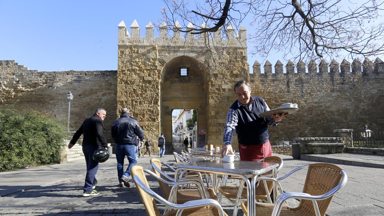 Un camarero recoge una mesa en la terraza de un bar cercano al Casco Histórico