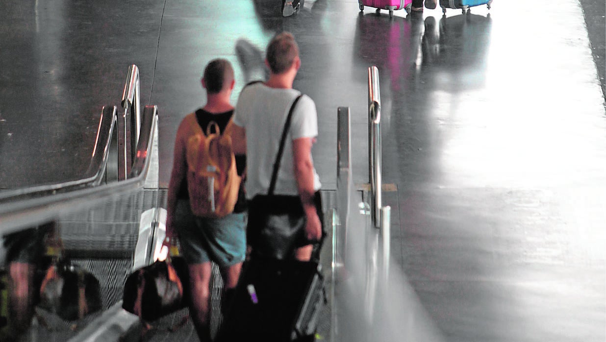 Jóvenes bajando a las vías del tren en la estación de Córdoba