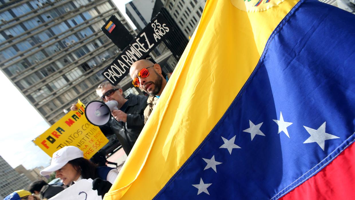 Un opositor venezolano en una protesta contra Maduro