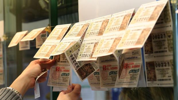 Denuncia a una lotera por no guardarle décimo premiado al que estaba suscrito