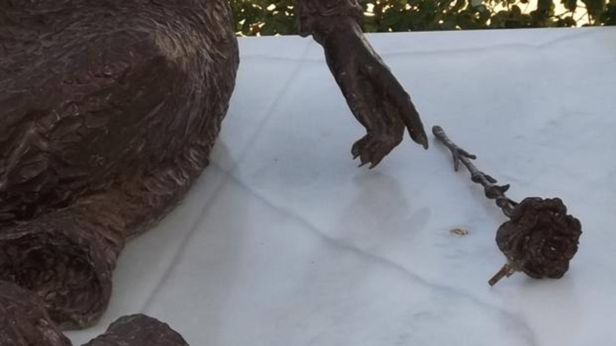 El clavel vuelve a completar la efigie de la chipionera en su mausoleo