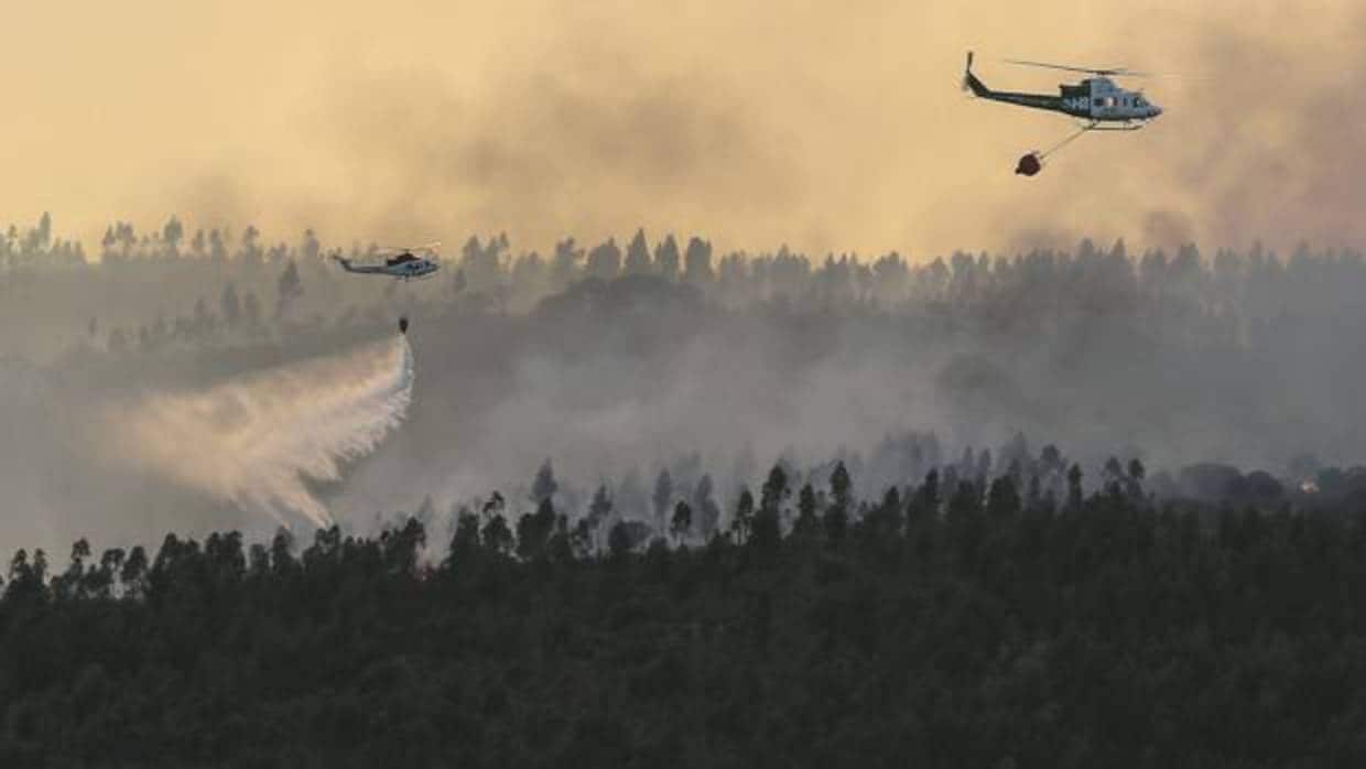 Medios aéreos trabajando en la extinción del incendio de Santa Olalla del Cala, en Huelva