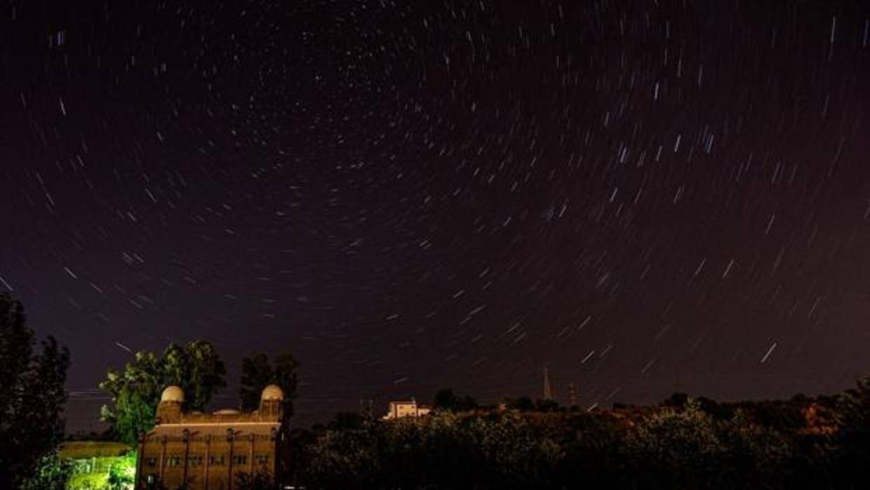 Observación de estrellas en El Carpio durante la jornada de las Perseidas