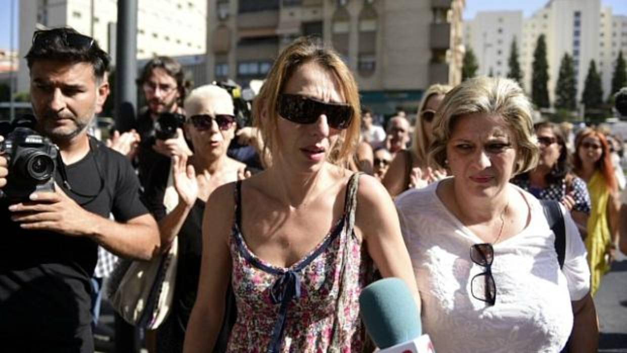 La hermana de Juana Rivas, a su llegada a los juzgados de Granada