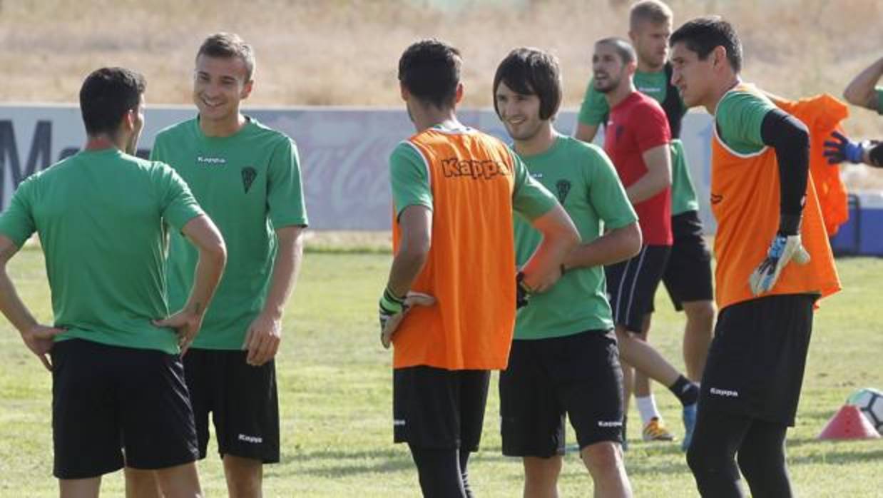 Los tres serbios de la plantilla del Córdoba CF, de frente, en el entrenamiento blanquiverde
