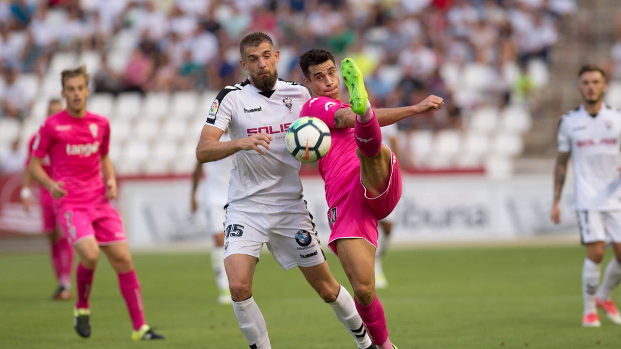 Jaime Romero intenta golpear el esférico