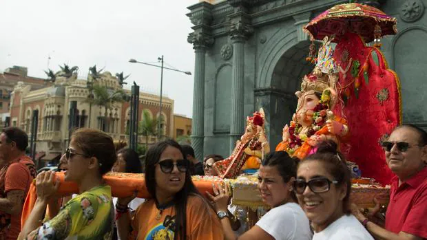 Fieles llevan al dios Ganesh por las calles de Ceuta