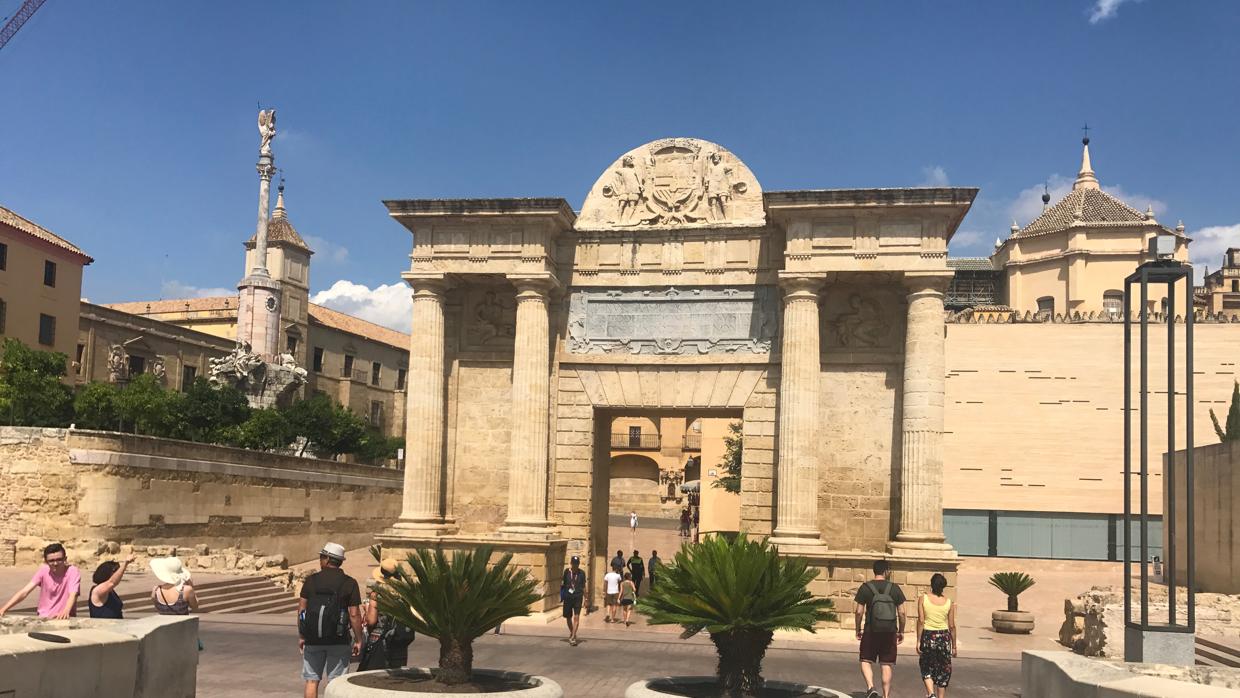 Maceteros en la zona de la Puerta del Puente
