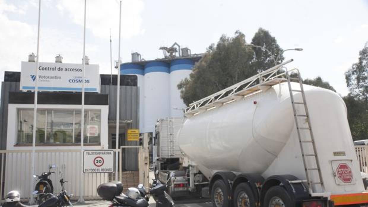 Un camión entra a la cementera