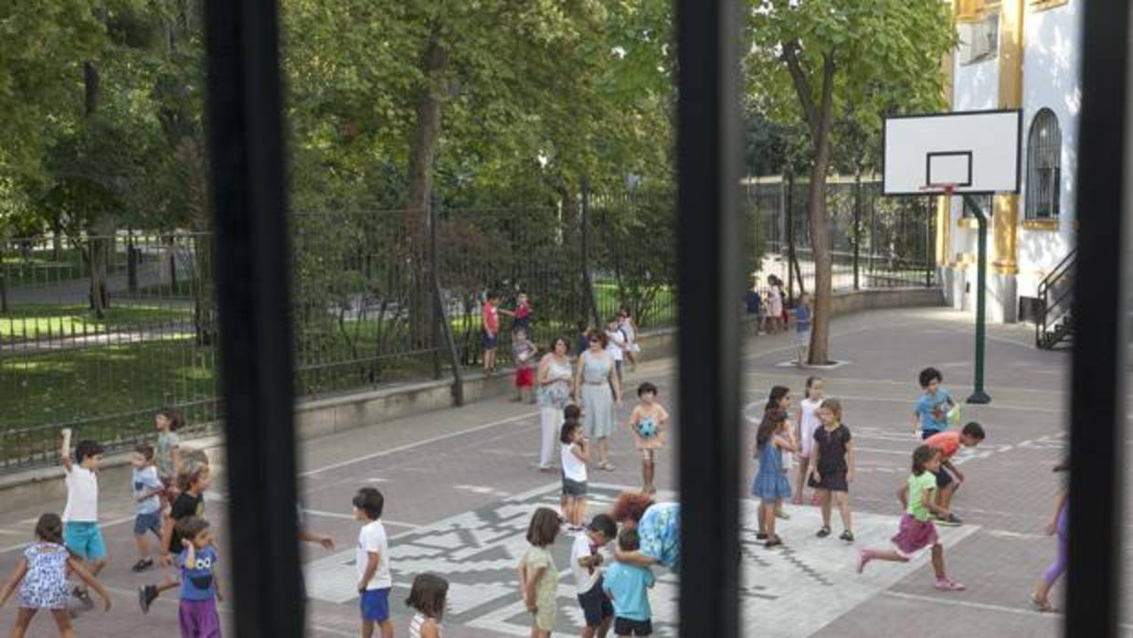 Niños en el patio del colegio Colón, en el centro de la ciudad
