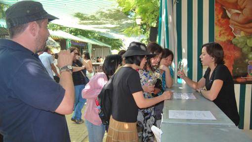 Turistas extranjeros durante una de las ediciones de la Fiesta del Vino y la Tapa de Montilla