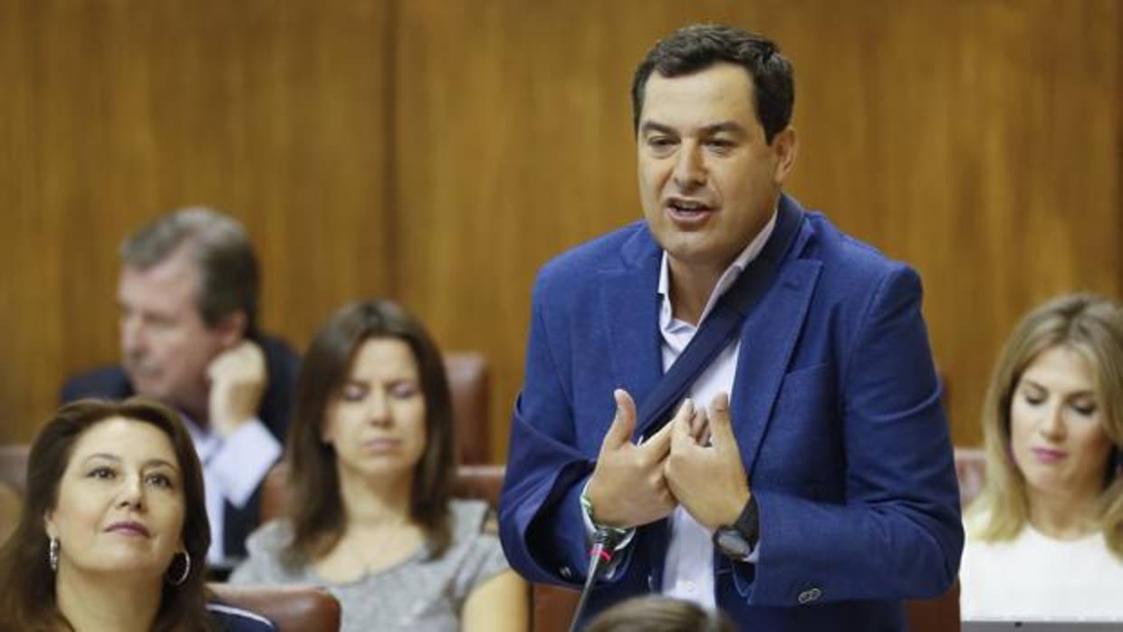 Juanma Moreno durante su intervención en la sesión de control