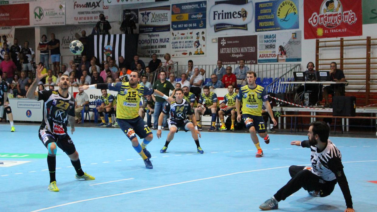 «Chispi» intenta recoger el esférico ante la parada del portero