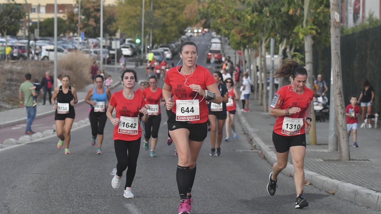Participantes en la XIII Carrera de la Mujer de Córdoba, que se ha disputado hoy