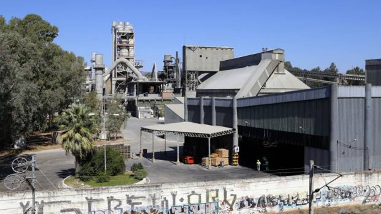 Imagen del exterior de la cementera Cosmos