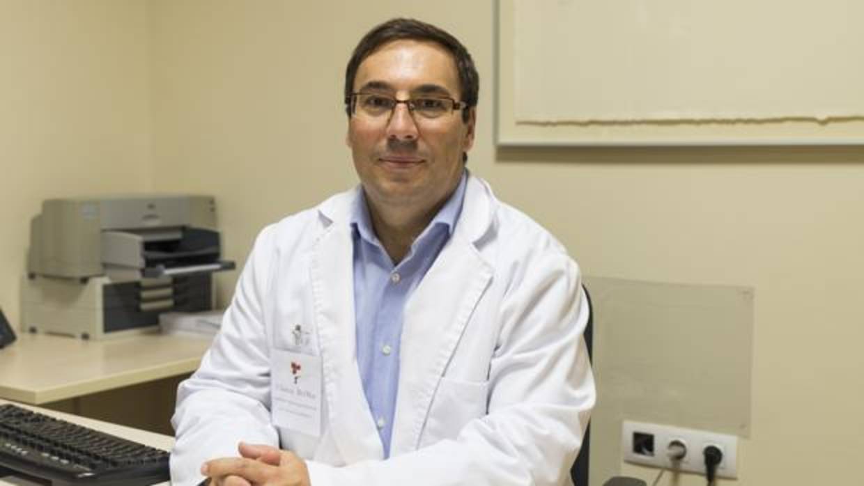 El doctor Enrique Bernal, en su despacho