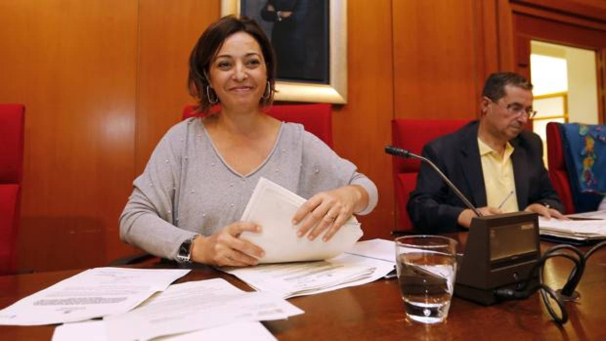 La alcaldesa, Isabel Ambrosio, antes del inicio de un Pleno