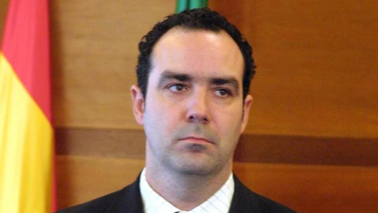 Bretón es natural de Jerez de la Frontera y licenciado en Derecho