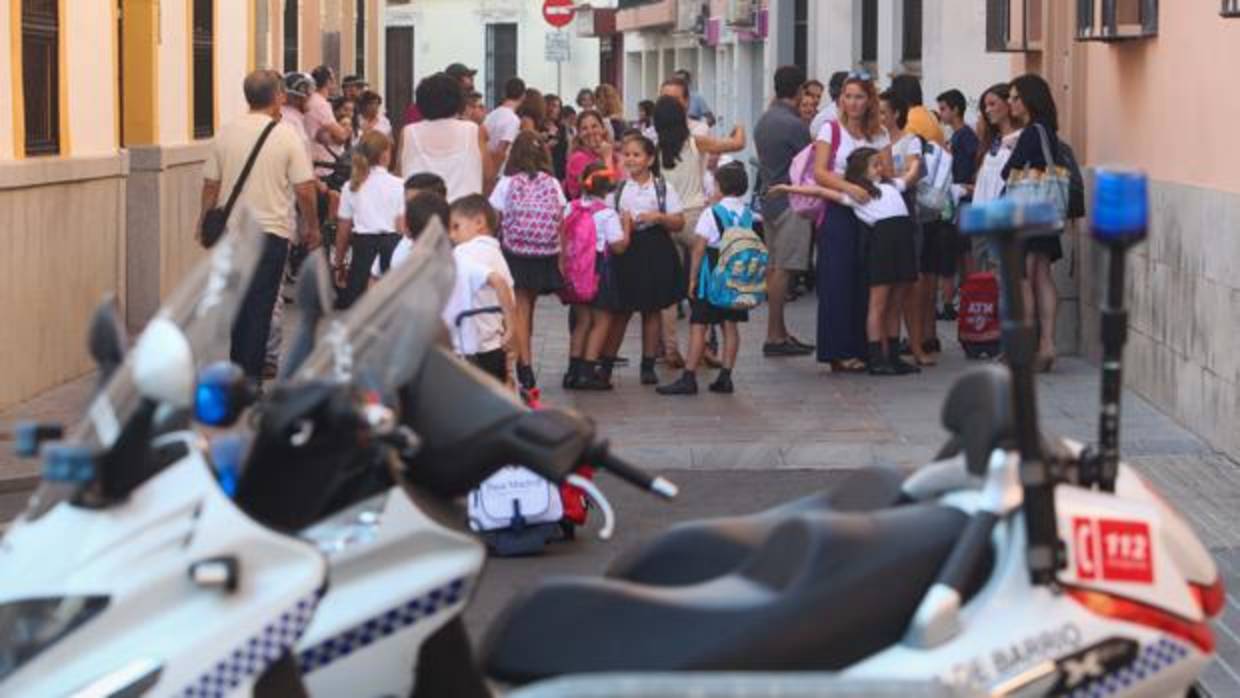Dos motos de la Policía Local junto a uno de los centros escolares del Centro de Córdoba