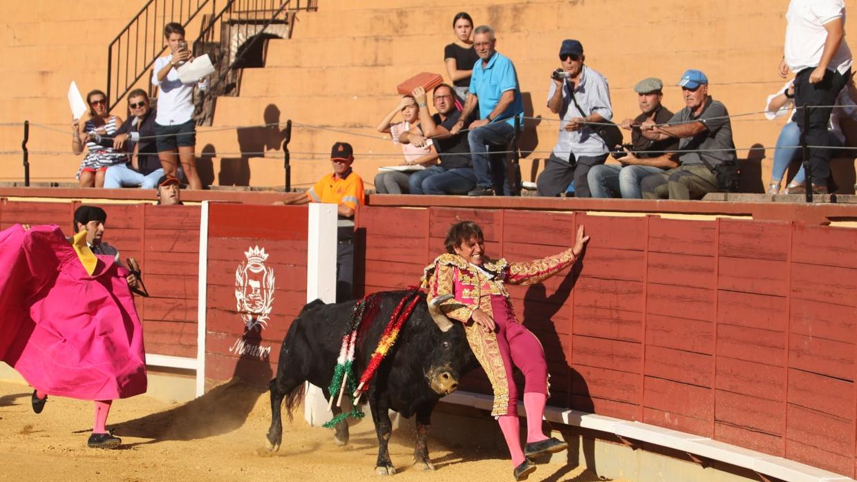 Momento de un susto para el diestro Manuel Díaz "El Cordobés" en Montoro