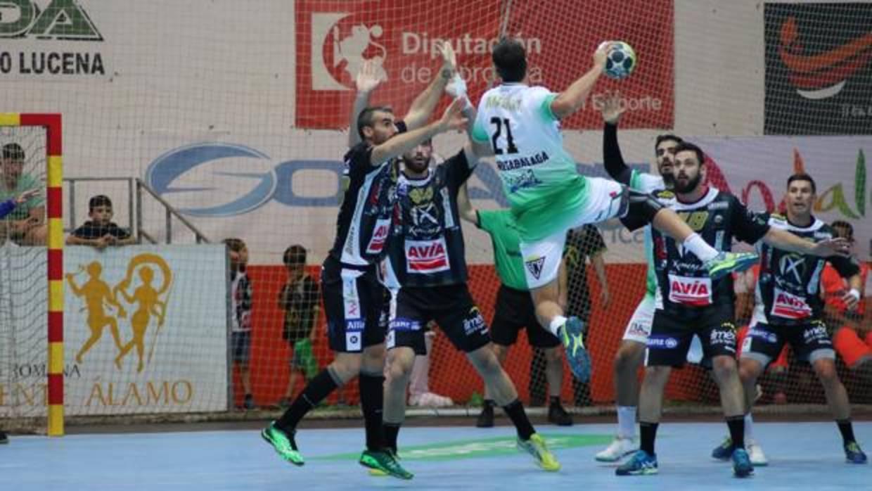 La defensa del Ángel Ximénez frena un ataque del Anaitasuna