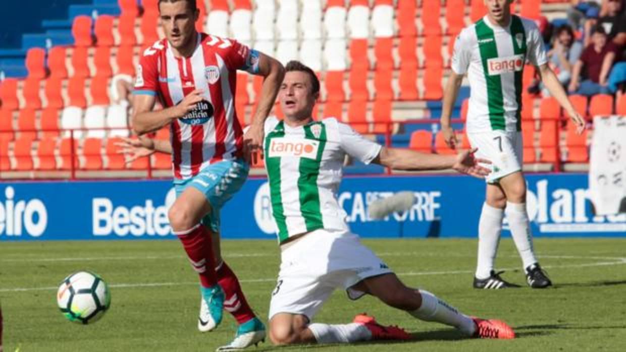 Sasa Markovic pierde la verticalidad ante la entrada de un rival rojiblanco