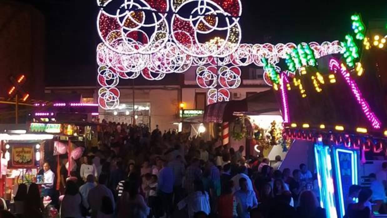 Ambiente en una de las calles de la feria de Montoro